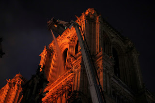 Catedral de Notre Dame em chamas: nosso coração arde com ela