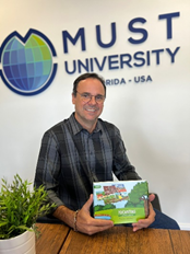 MUST University apoia obra literária de poeta brasileiro