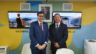 Presidente da Adetuc pede apoio para o Tocantins durante visita ao estande da Embratur na WTM London
