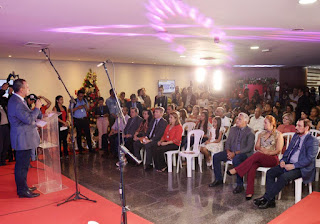 Assembleia comemora chegada do Natal com cantata e show de luzes