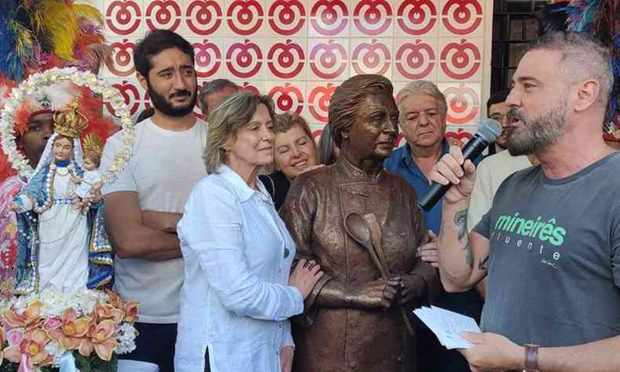 Dona Lucinha eternizada com estátua no Mercado Central de Belo Horizonte