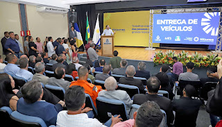 Wanderlei Barbosa entrega veículos e equipamentos para diversas pastas