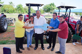 Senador Eduardo Gomes entrega máquinas, veículos e equipamentos para órgãos estaduais e associações