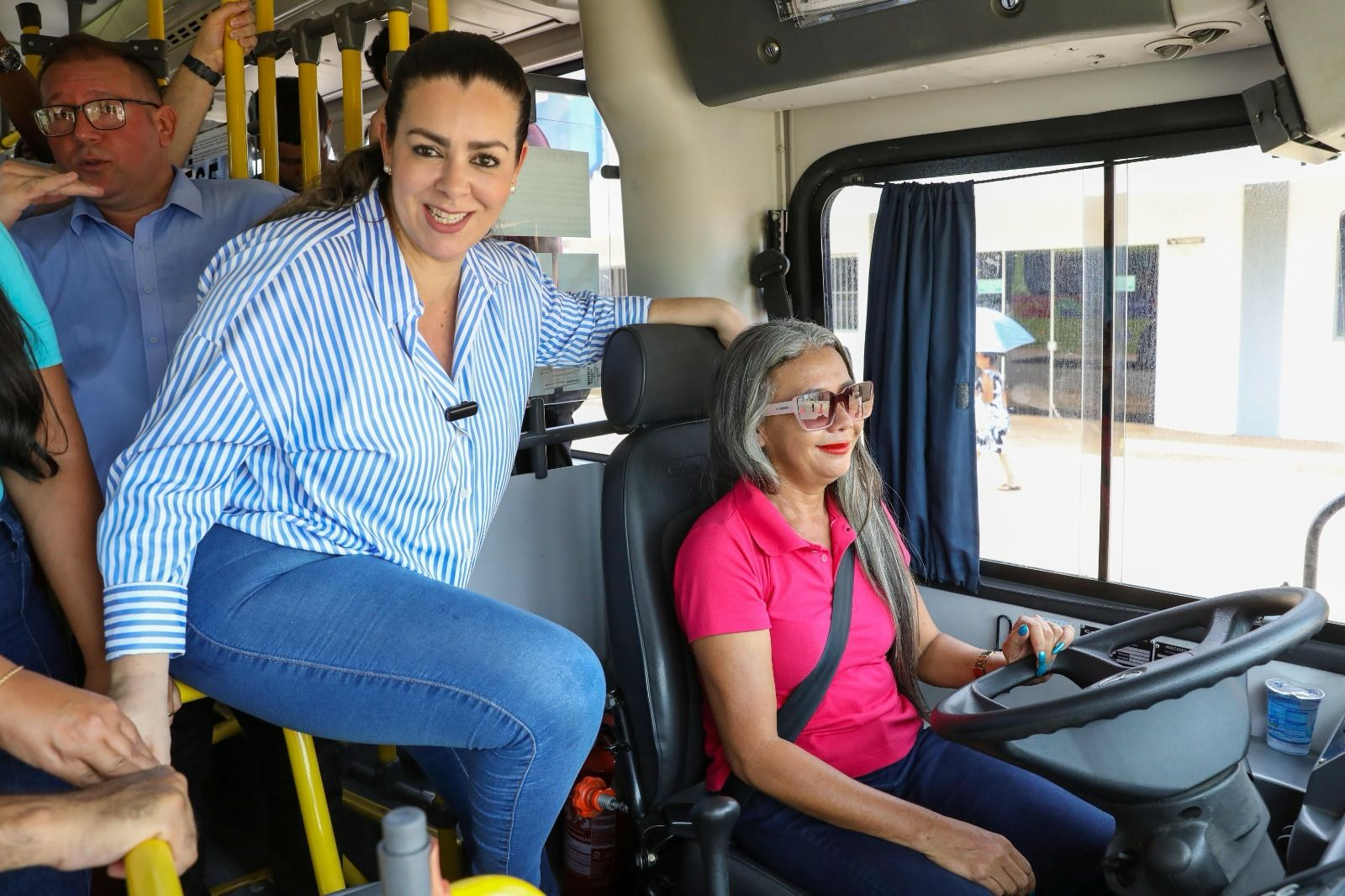 Durante entrega de ônibus, prefeita Cinthia frisa: 