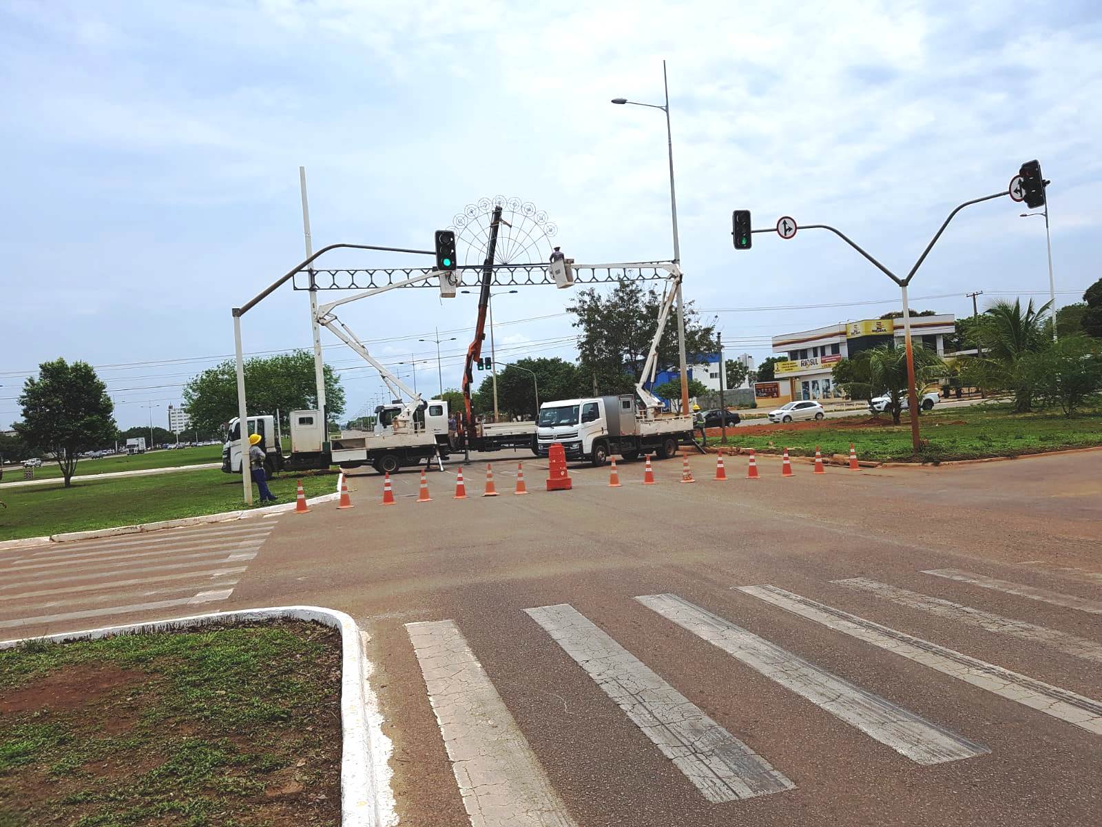 Prefeitura inicia instalação de túnel de luzes de Natal na Avenida Teotônio Segurado